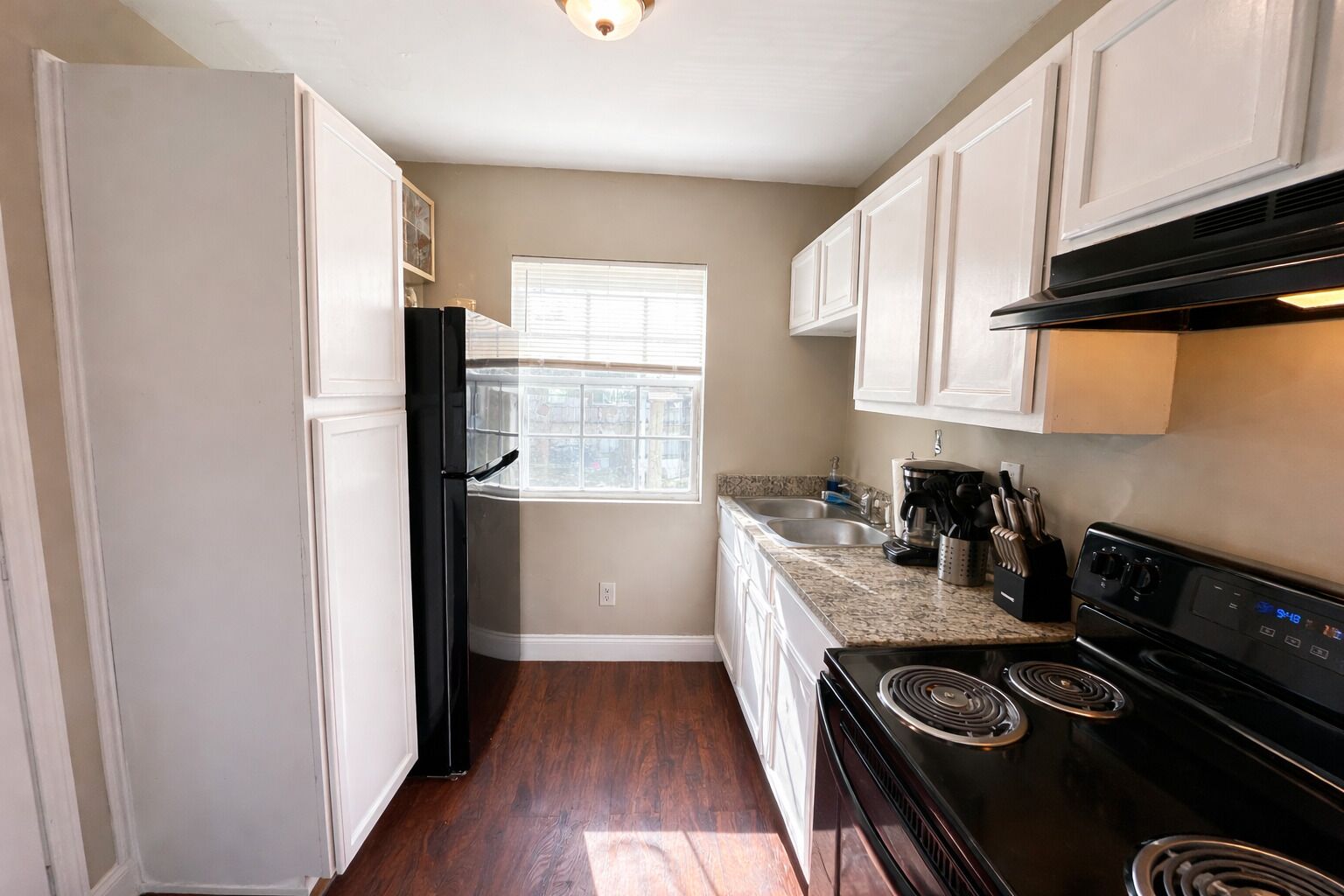 Coffee/tea maker, fridge, microwave, oven
