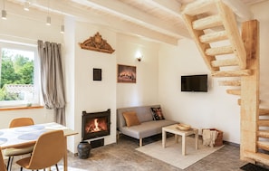 Smart TV, fireplace