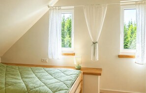 2 bedrooms, travel crib, WiFi (free)