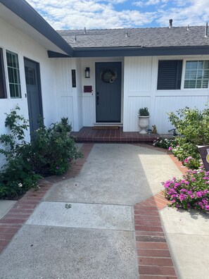 Exterior detail - Lovely 1-bedroom ADU with AC-mini Split in vibrant Anaheim (Anaheim)
