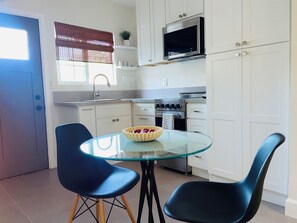 Private kitchen - Lovely 1-bedroom ADU with AC-mini Split in vibrant Anaheim (Anaheim)