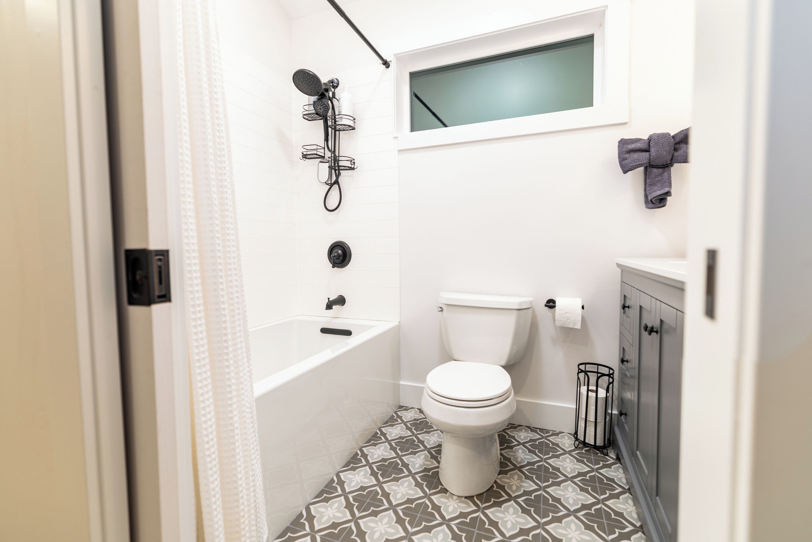 Ein kleines Badezimmer mit Toilette, einer Badewanne und einer Duschkabine.