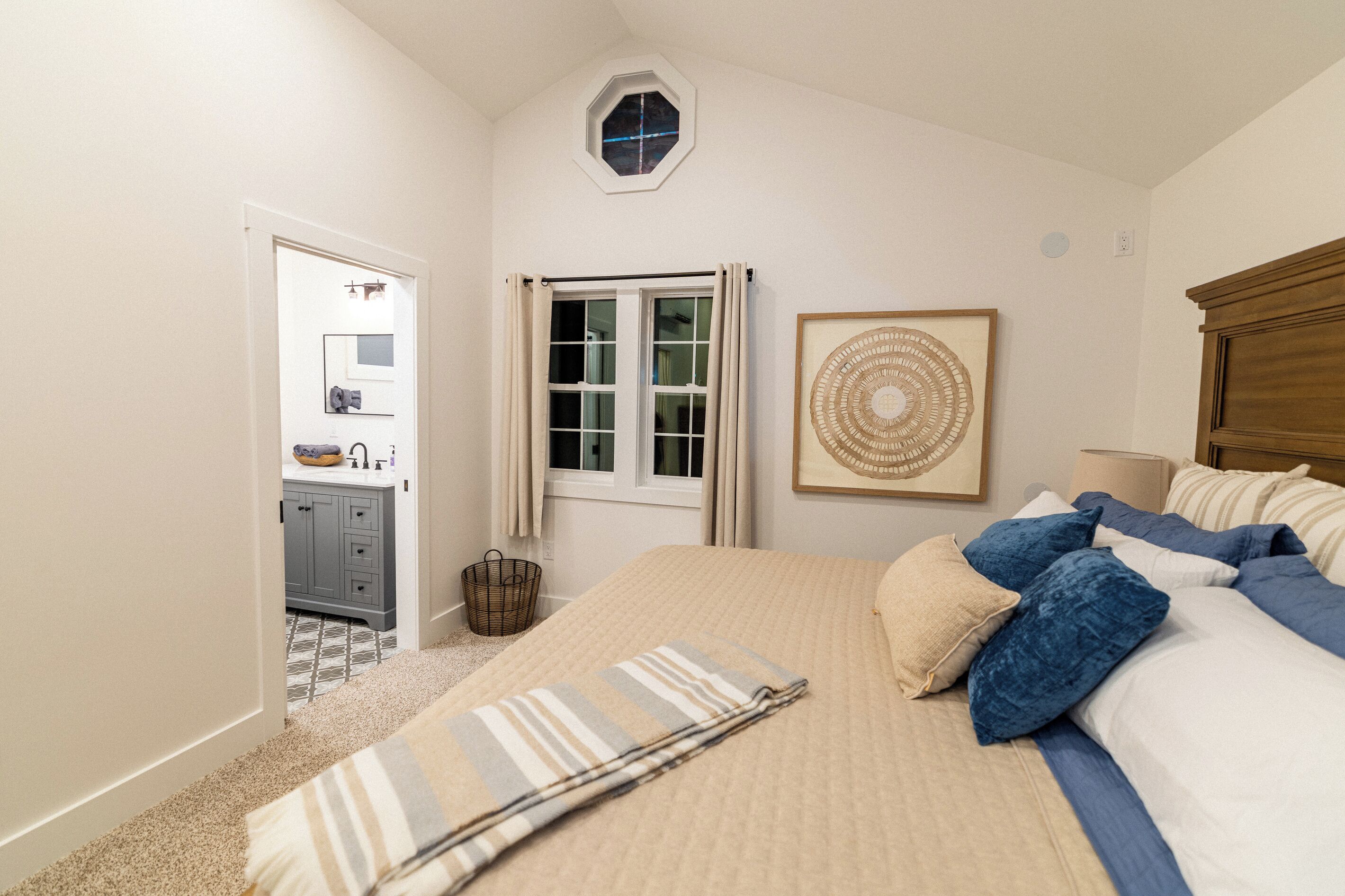 2 bedrooms, desk, iron/ironing board, Internet
