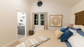 2 bedrooms, desk, iron/ironing board, Internet