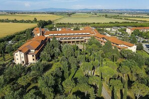 A large building with multiple wings, surrounded by greenery and fields. - Casa Tera A: A graceful two-story apartment in the characteristic style of the Tuscan countryside, with Free WI-FI. (Grosseto)