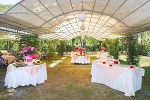 An outdoor event space with tables covered in white tablecloths, arranged in a semi-circle. - Casa Tera B: A graceful two-story apartment in the characteristic style of the Tuscan countryside, with Free WI-FI. (Grosseto)