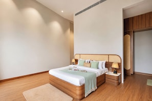 Habitación de hotel moderna con cama de madera, mesitas de noche y una decoración en tonos neutros.