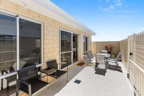 Outdoor dining - Alkimos Coastal Escape (Alkimos)