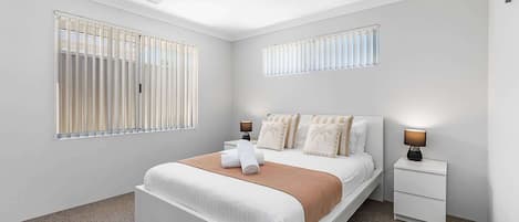 4 habitaciones, tabla de planchar con plancha, wifi y ropa de cama