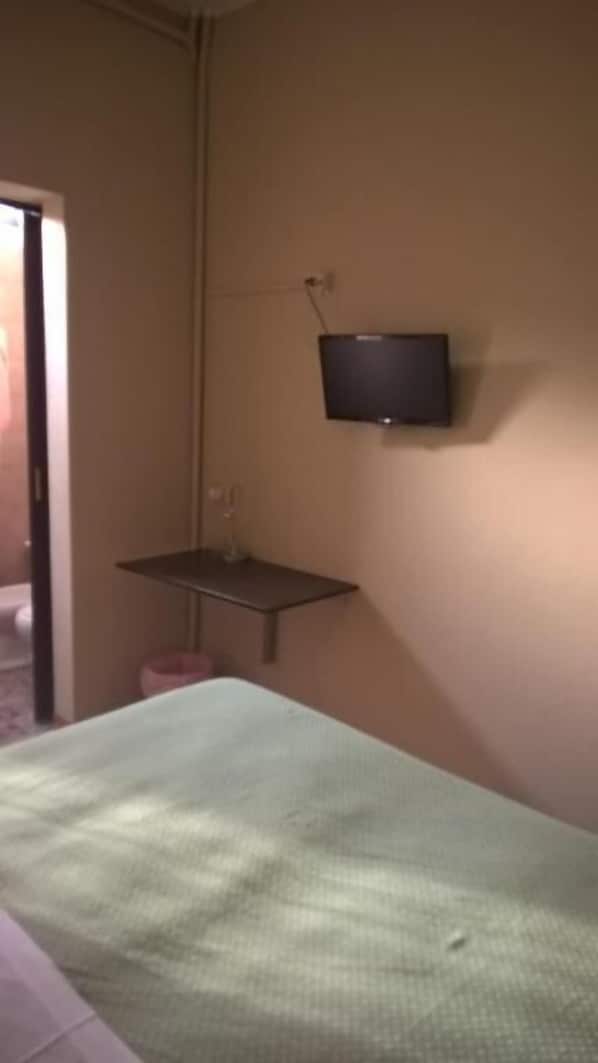 Basic Double Room, Non Smoking | Desk, WiFi (free), bed sheets - Hotel Terme Belvedere (Abano Terme)