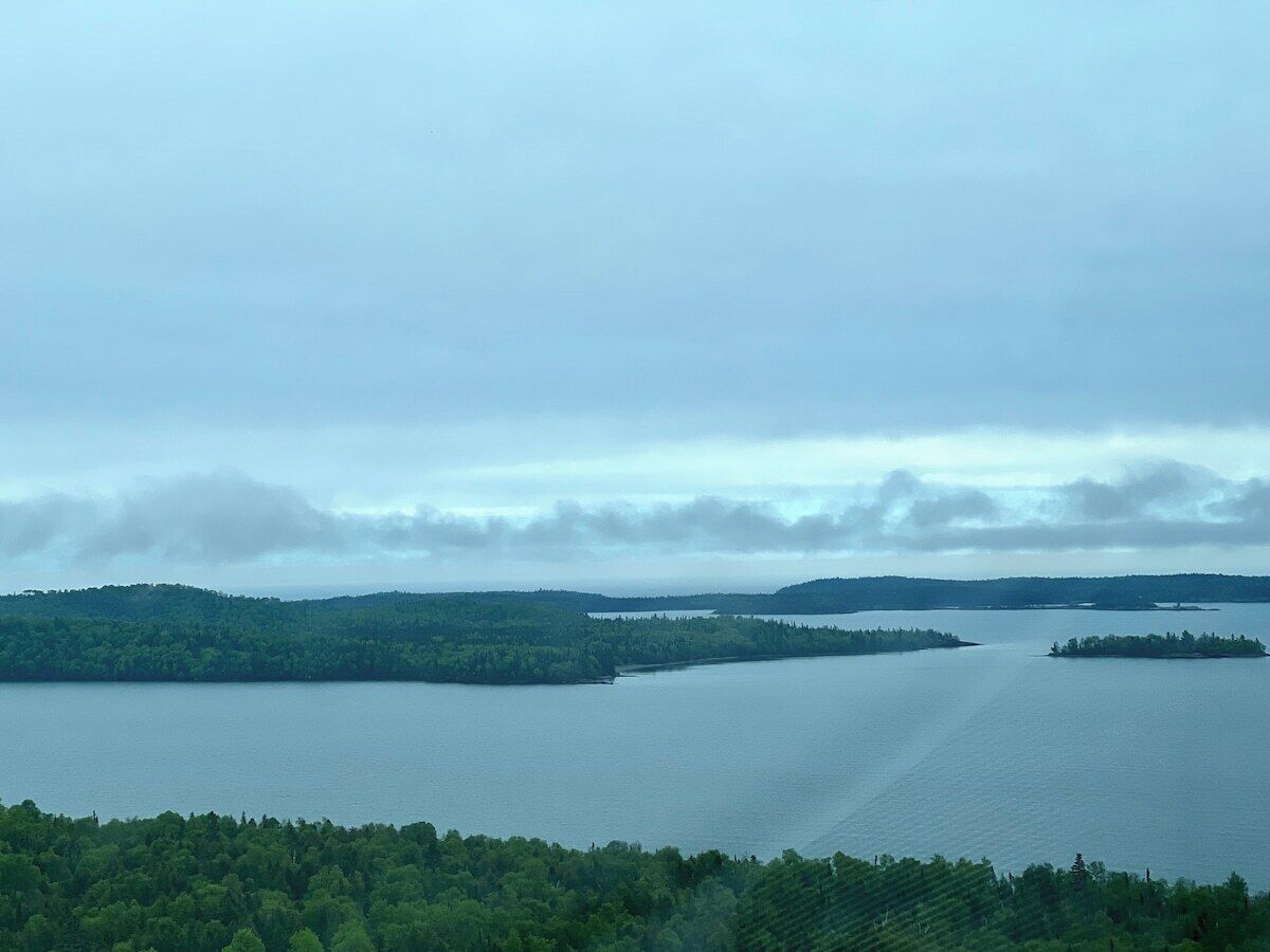 Laaja vesialue, jonka ympärillä on metsäistä maastoa.