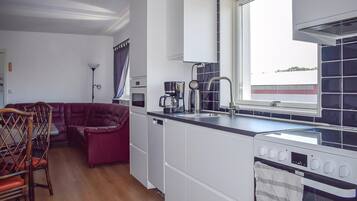 Wasserkocher mit Kaffee-/Teezubehör, Kühlschrank, Mikrowelle, Herdplatte