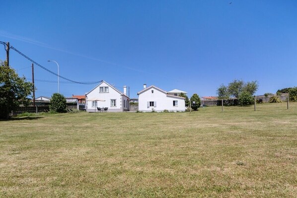 Property grounds - Country House on the Galician Coast – Garden, Peace & Quiet, and Beaches Near Cobas (Ferrol) (Cobas)