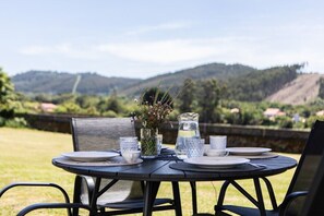 Outdoor dining - Vrbo Property (Cobas)
