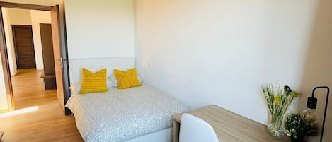 2 室のベッドルーム、アイロン / アイロン台、WiFi、ベッドシーツ