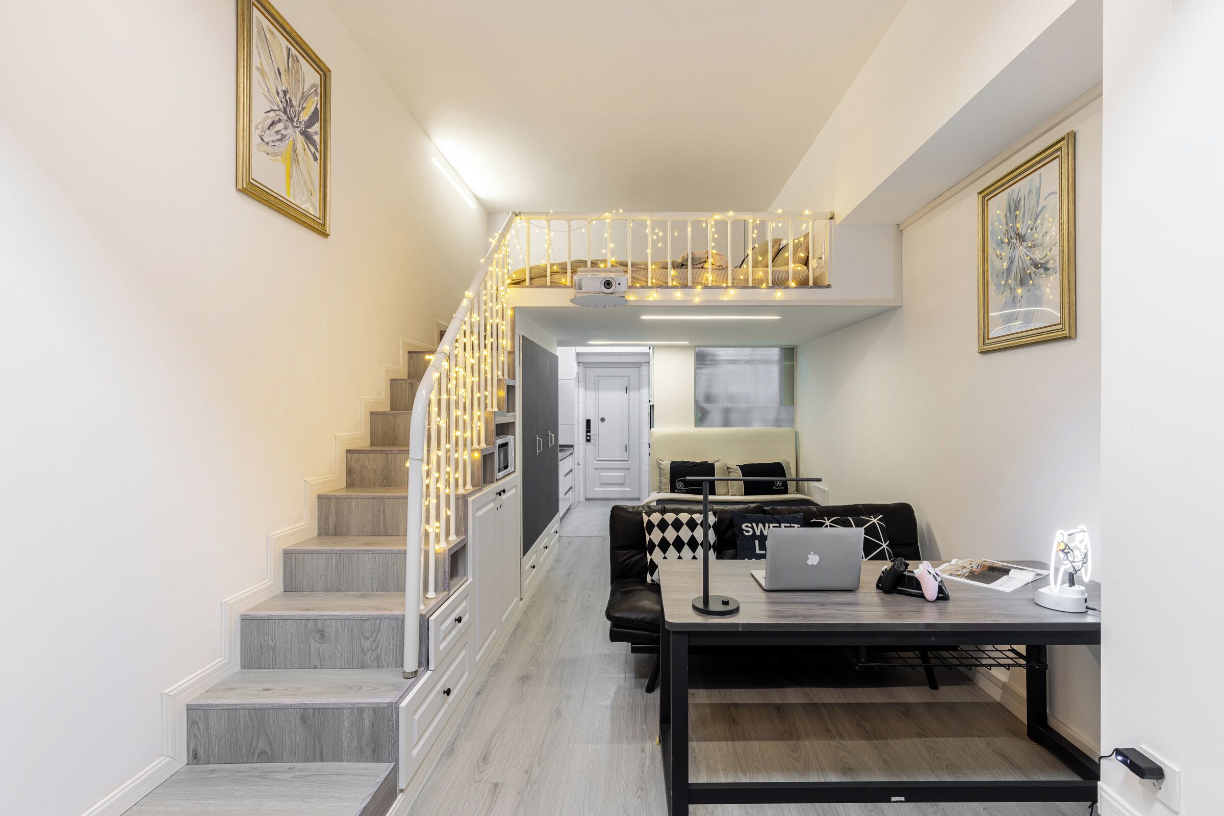 Un interior moderno con una escalera, un comedor y un espacio de trabajo.