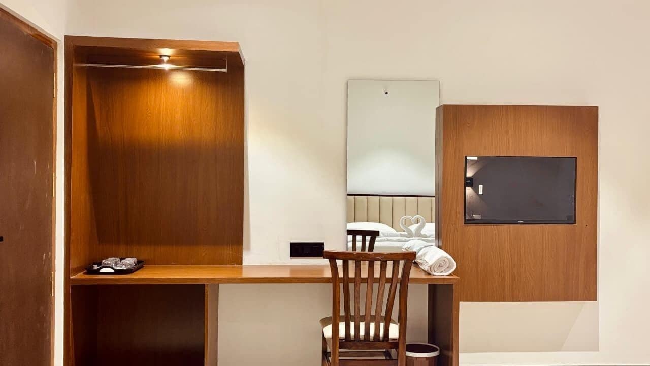 Desk, laptop workspace, WiFi (free)