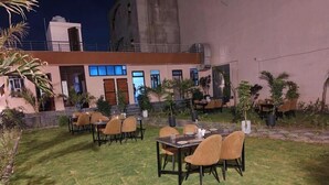 Khu ẩm thực ngoài trời