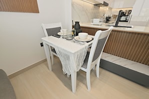 Apartment, Balcony | Dining - Bloomfields 1BR in Binghatti Onyx  (Dubai)