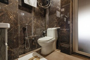 Deluxe Villa | Bathroom - Alaya Stays Royal Green Farm 2BHK W Pool (Gurugram)