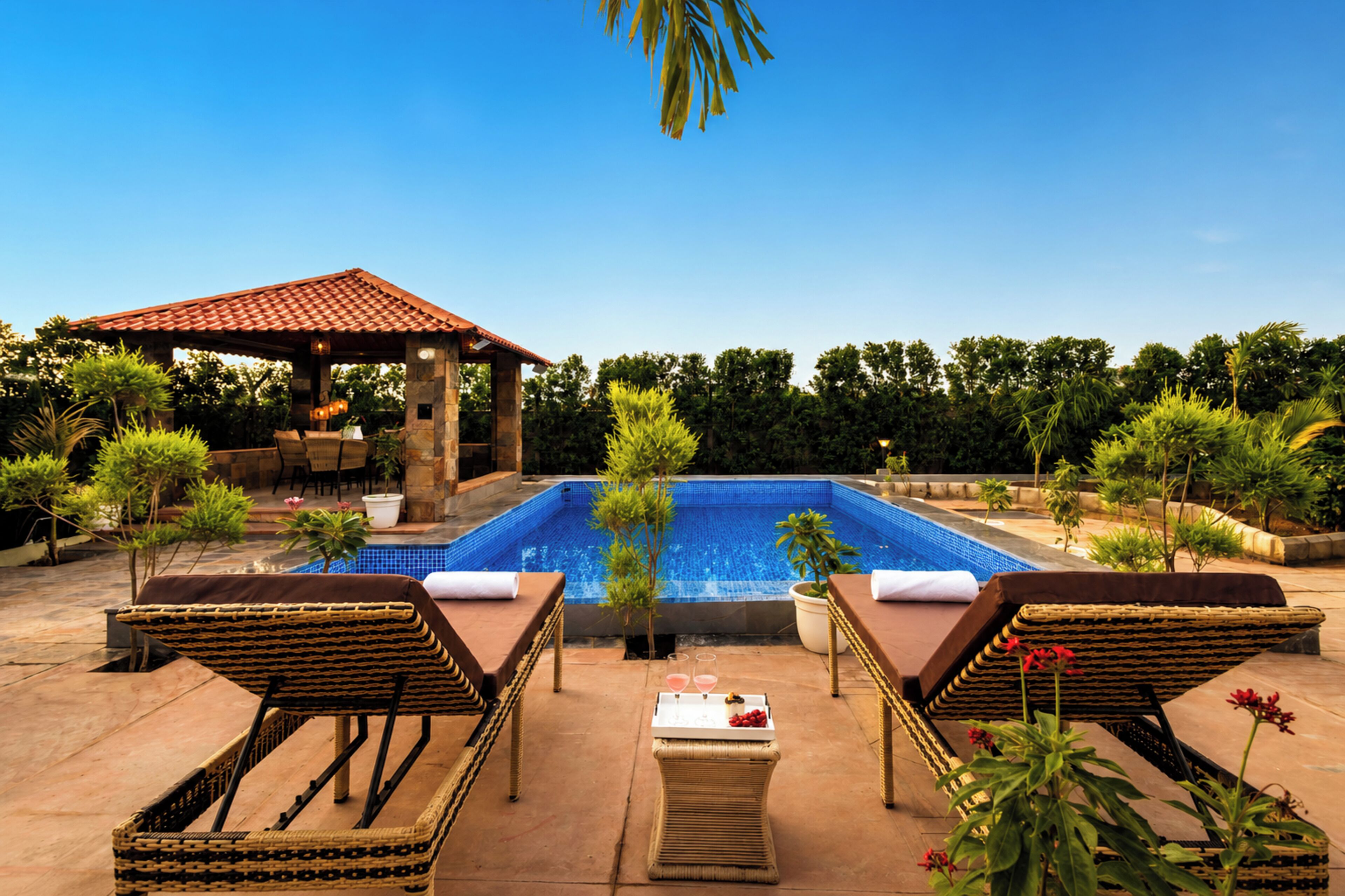 Una piscina al aire libre
