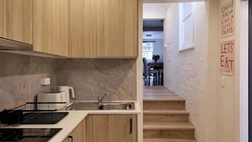 Cafetera/tetera, refrigerador, microondas, horno
