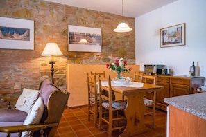 Appartement, 2 chambres, vue sur le jardin | Cuisine privée | Cafétière à espresso, mini-réfrigérateur, surface de cuisson