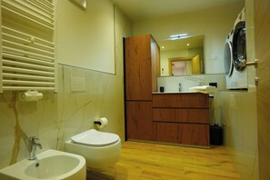 Dusche, Haartrockner, Bidet, Handtücher