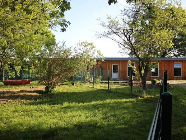 Exterior - House by the Forest – Vacation Home with a 600 m² Dog Run (Hütten)