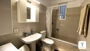 Shower, hair dryer, towels, soap - Welcoming apartment stay in Zacharo (Ζαχάρω)
