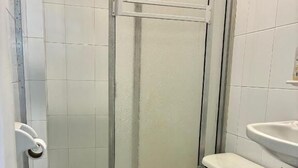 Shower, towels - Charming Guest Room Retreat in Jardín Colombia (Jardín)