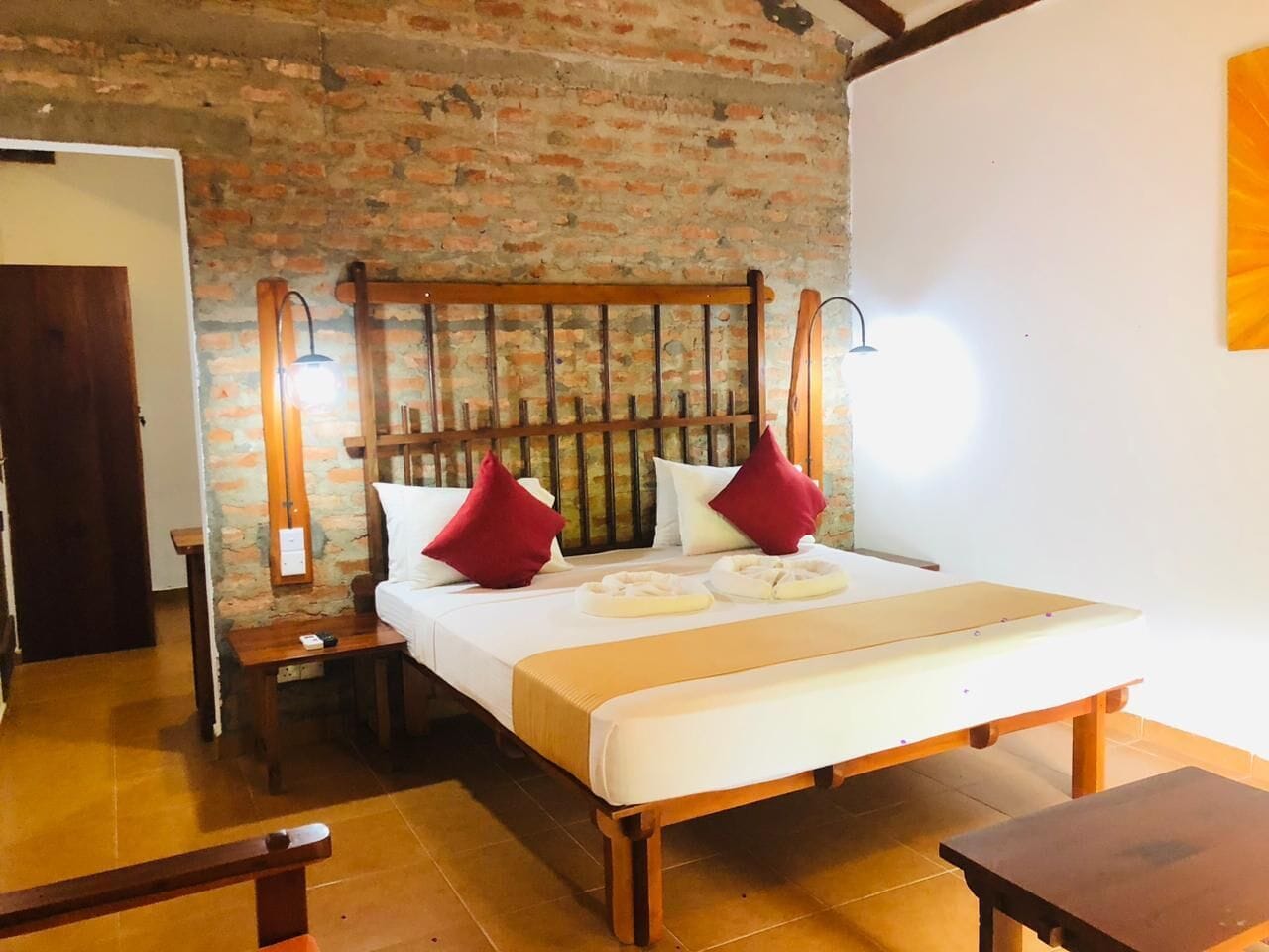 Habitación familiar, vista al jardín | Caja de seguridad en la habitación, escritorio y ropa de cama 