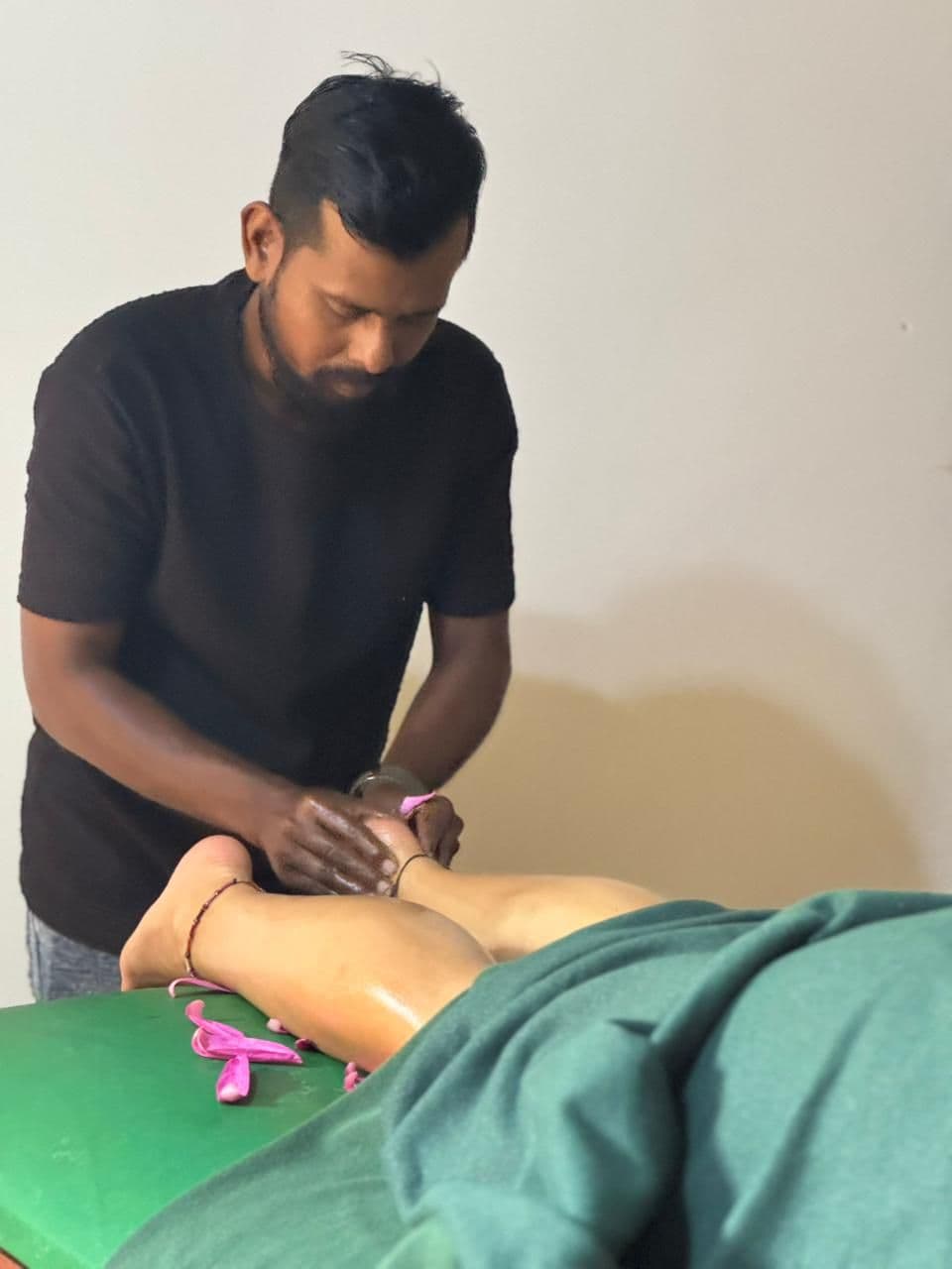 Una persona realizando un masaje en un maniquí.