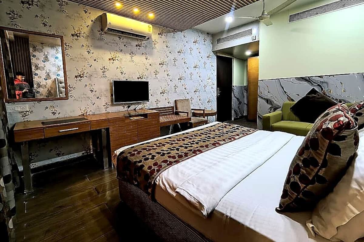 Deluxe Single Room, Balcony, City View