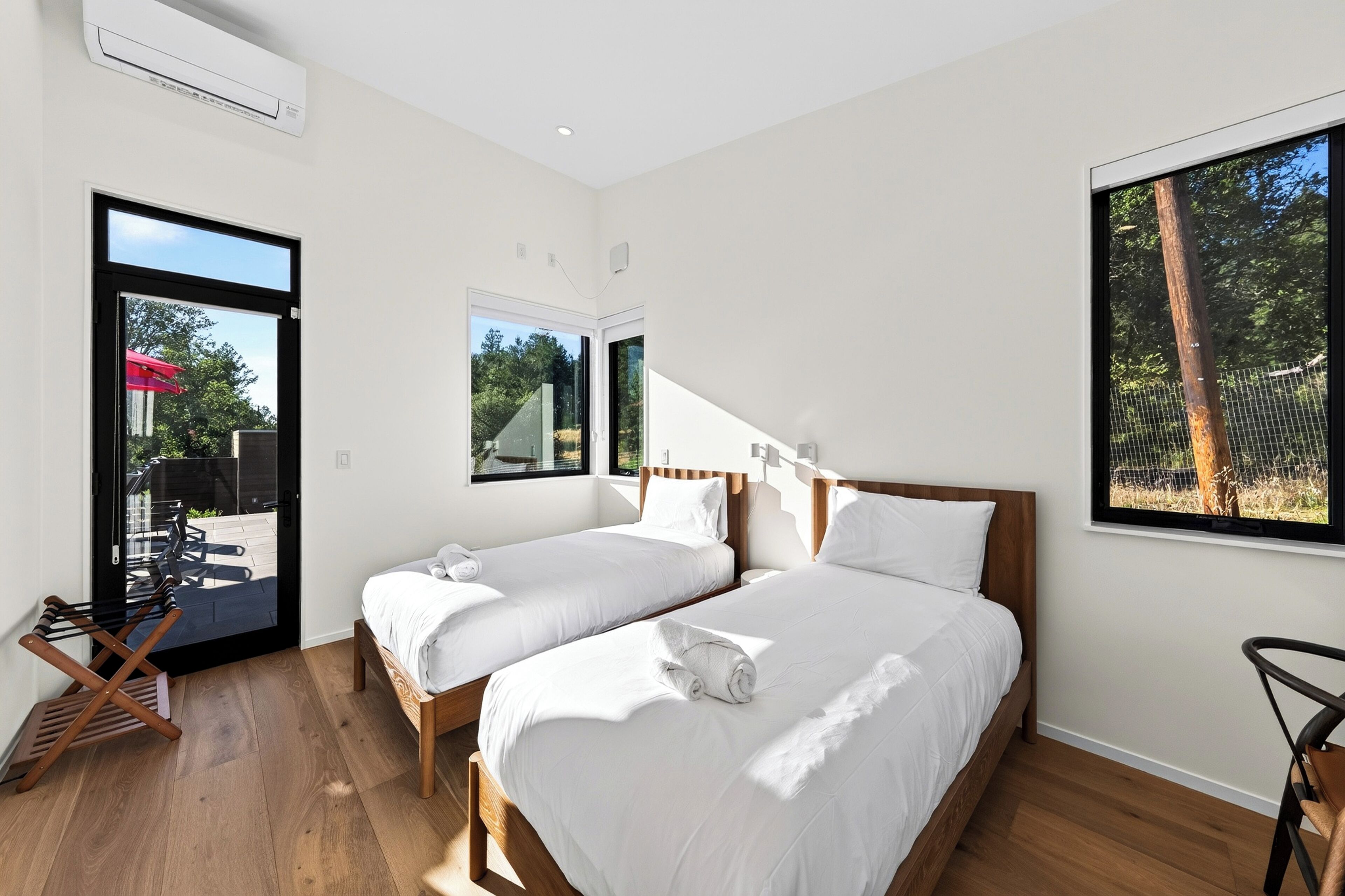 5 bedrooms, iron/ironing board, WiFi (free), bed sheets
