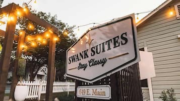 En skylt för Swank Suites med sloganen ”Behåll klassen”, placerad på adressen 649 E. Main.