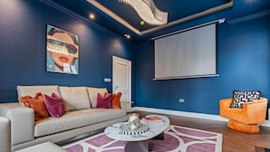 Un salon moderne avec un canapé, une table basse et un fauteuil.