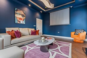Una sala de estar moderna con un sofá, una mesa de centro y un sillón.