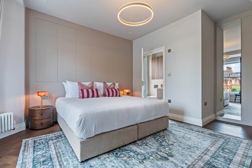 Games Room, 8 En-Suites, Private Parking & 10 Minutes from Town