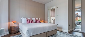 Games Room, 8 En-Suites, Private Parking & 10 Minutes from Town