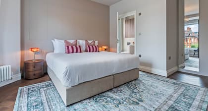 Games Room, 8 En-Suites, Private Parking & 10 Minutes from Town