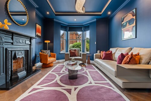Luxury 8 Bed House | Games Room | Private Parking