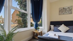 Bügeleisen/Bügelbrett, Reisekinderbett, kostenloses WLAN, Bettwäsche