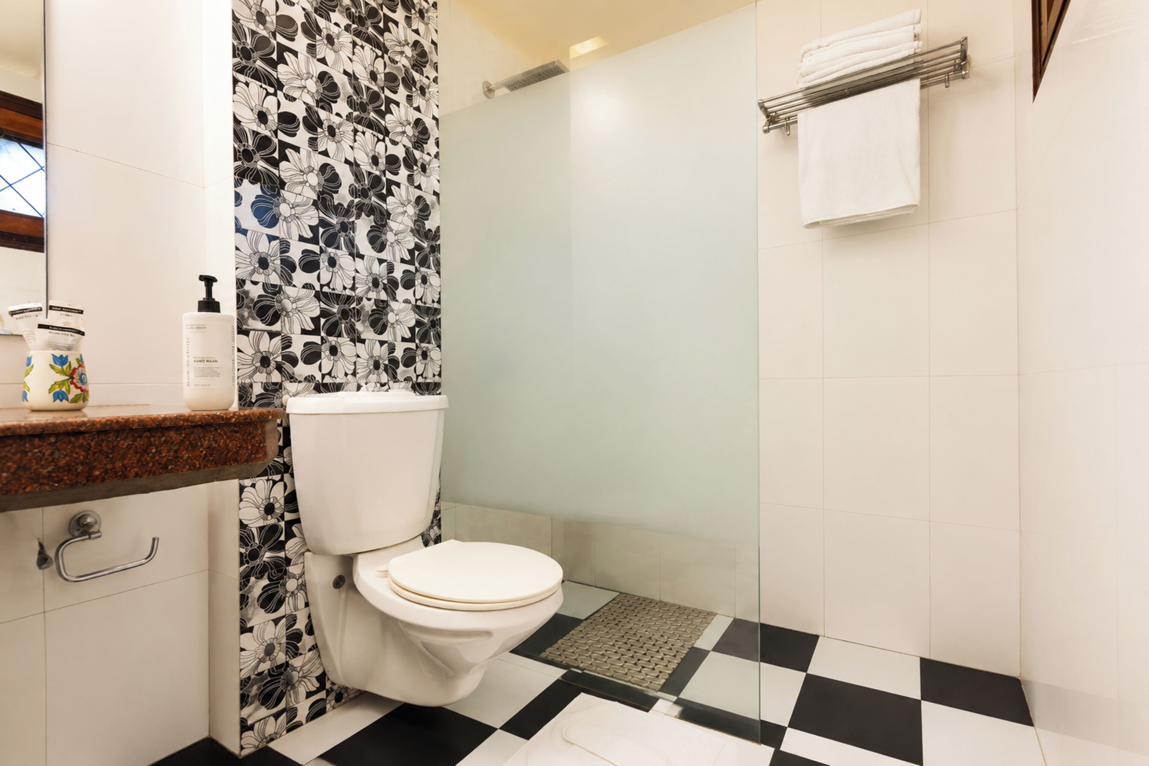 Un baño con inodoro, ducha y lavamanos.