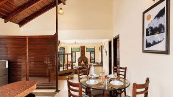 Superior Villa | Dining