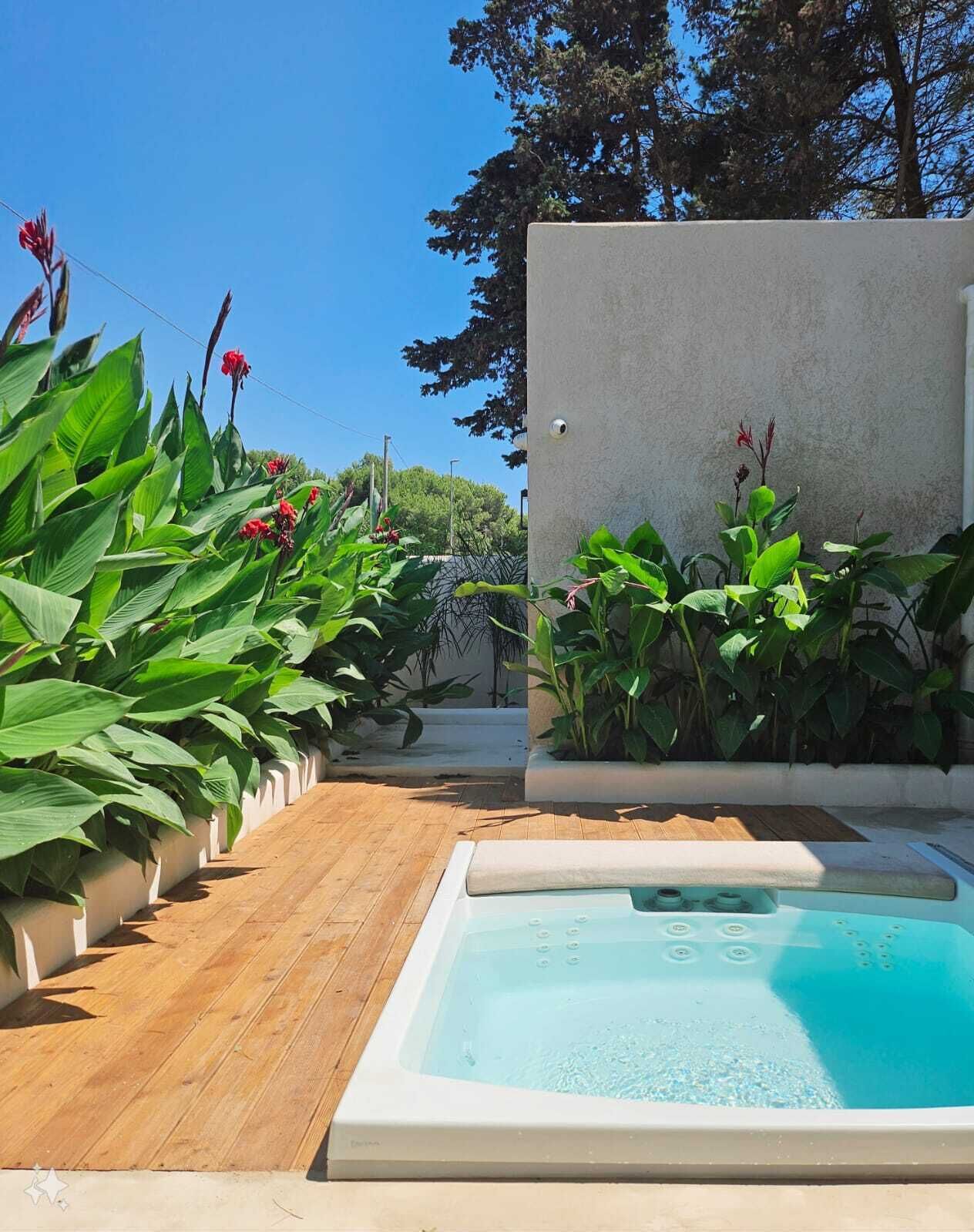 Outdoor spa tub