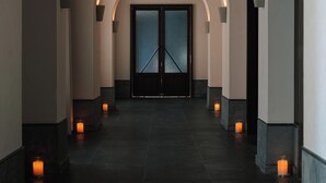 A corridor with arched ceilings and wall-mounted lighting fixtures. - 6500 Hotel Chaozong Street Wuyi Plaza (Changsha)