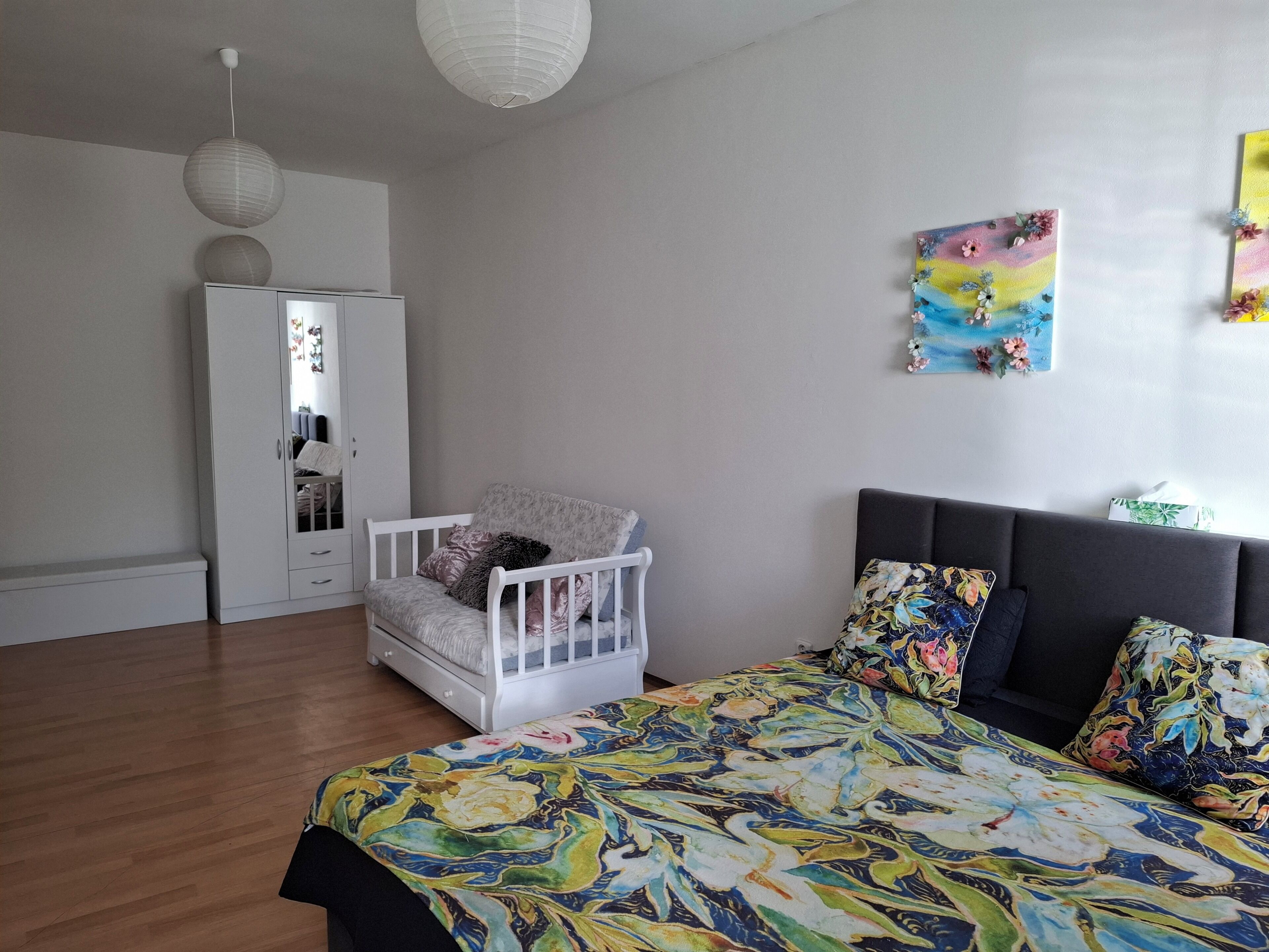 4 bedrooms, iron/ironing board, WiFi, bed sheets
