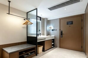 Habitación individual de lujo | Baño | Secadora de cabello, toallas, shampoo, papel de baño 