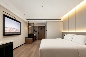 Escritorio, cortinas blackout y tabla de planchar con plancha 